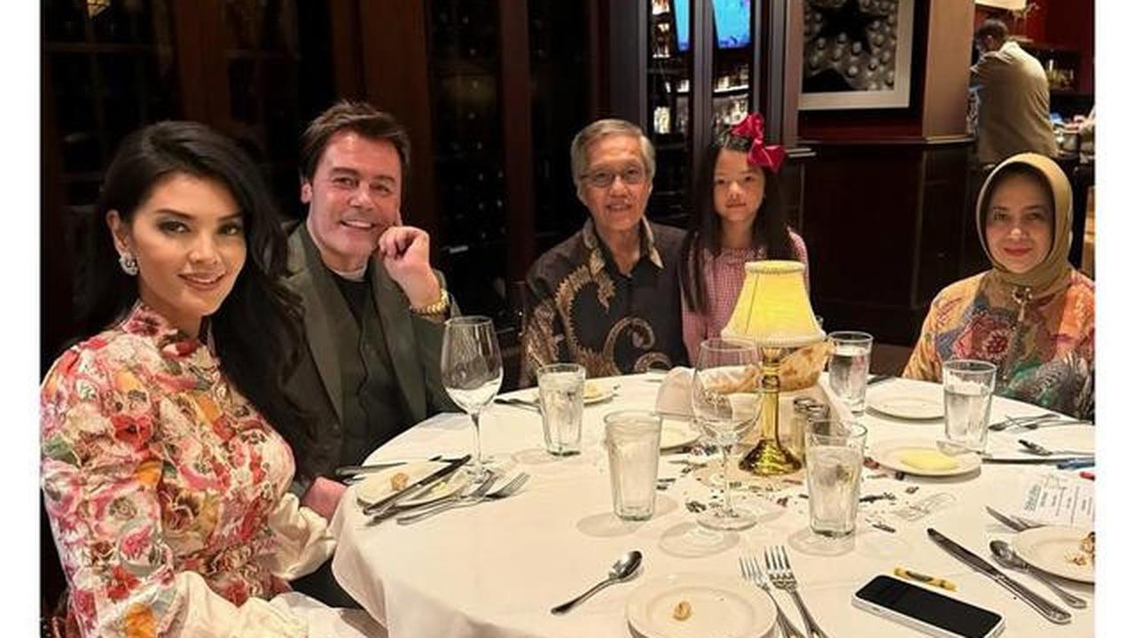 6 Potret Farah Quinn Bareng Ayah-Ibu yang Jarang Tersorot, Kumpul di Amerika