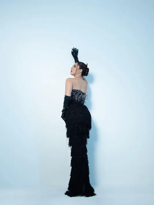 <p>Mengenakan off shoulder black dress dengan detail rumbai bertumpuk dan black long gloves, Jessica Mila menghadirkan tampilan anggun, sekaligus sensual. Ia juga menata rambutnya dengan gaya bun berponi dan mengenakan bold makeup. Foto: Instagram.</p>