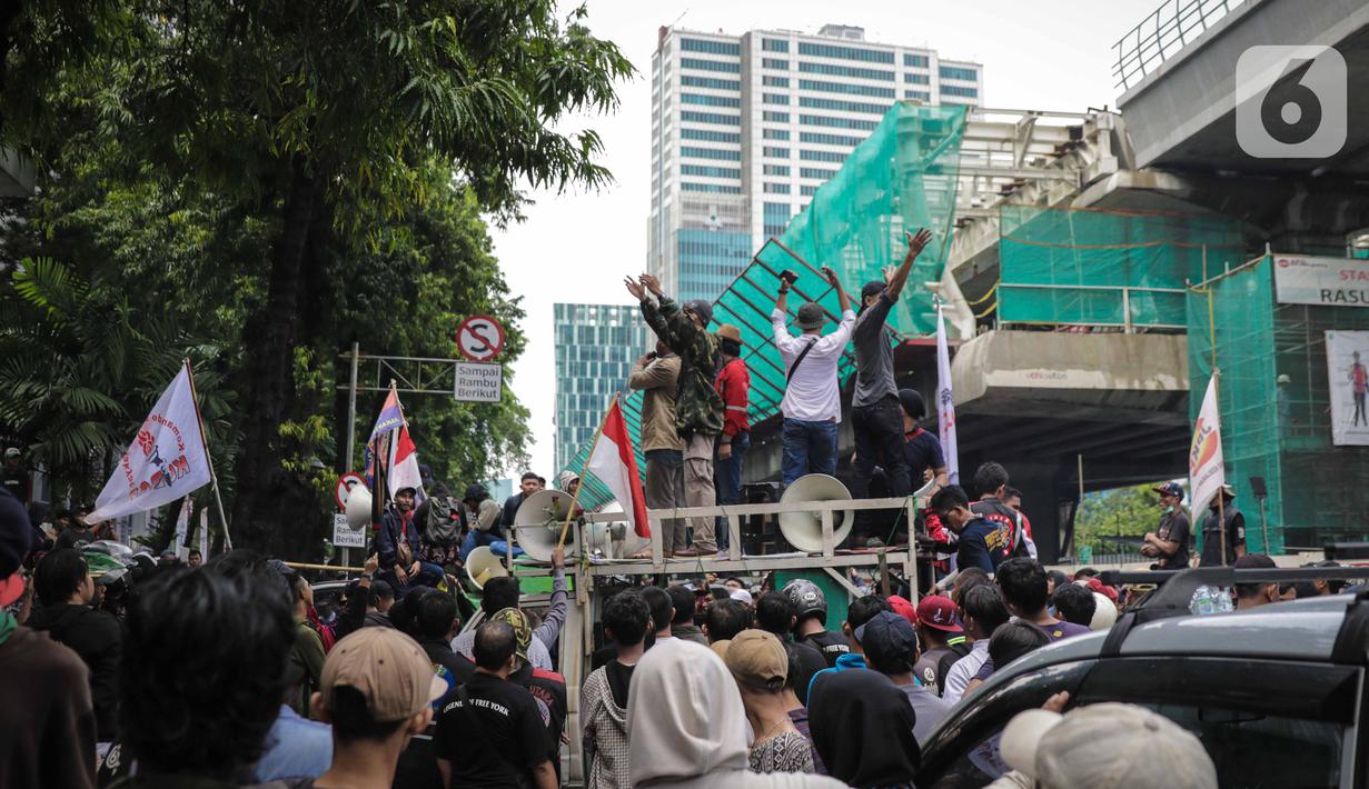 Warga Tanjung Priok berunjuk rasa di depan Gedung Kemenkumham, Jakarta Selatan, Rabu (22/1/2020). Mereka menuntut Menkumham Yasonna Laoly minta maaf atas ucapannya yang menyebut Tanjung Priok adalah daerah miskin, kumuh, dan kriminal. (Liputan6.com/Faizal Fanani)