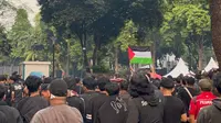 Jelang Laga Timnas Indonesia vs China, Suporter Bentangkan Bendera Palestina