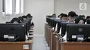 Ekspresi peserta saat mengikuti Seleksi Kompetensi Dasar (SKD) berbasis Computer Assisted Test (CAT) untuk CPNS Kementerian Agraria Tata Ruang/Badan Pertanahan Nasional (ATR/BPN) di Kantor BKN Regional V, Jakarta, Senin (27/1/2020). Seleksi diikuti 2.162 peserta. (merdeka.com/Iqbal Nugroho)