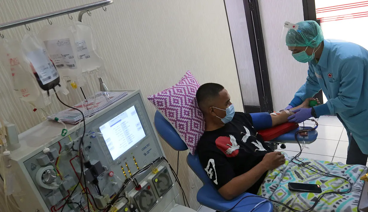 Penyintas COVID-19 mendonorkan plasma konvalesennya di PMI Bekasi, Jawa Barat, Kamis (11/2/2021). Untuk saat ini, PMI Bekasi hanya mampu melayani enam orang pendonor per harinya karena keterbatasan alat. (Liputan6.com/Herman Zakharia)