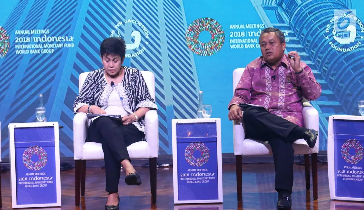 Gubernur BI Perry Warjiyo dan Gubernur Bank Thailand Veerathai Santiprabhob saat seminar di pertemuan IMF-WB 2018, Nusa Dua, Bali, Jumat (12/10). Seminar bertema "Per Jacobsson Panel: Is There a New Orthodoxy for Monetary Policy?". (Liputan6/Angga Yuniar)