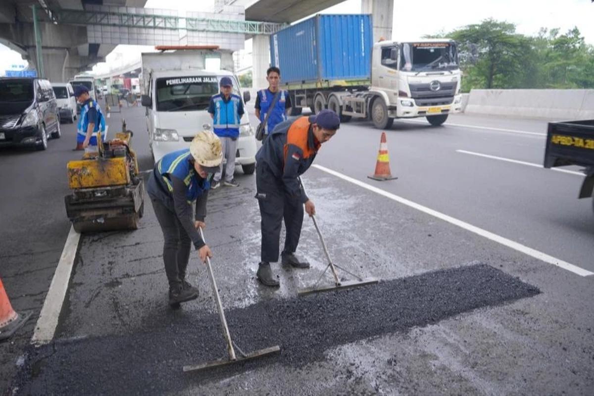 Jasamarga Intensifkan Perbaikan Jalan Tol Jakarta-Cikampek di Tengah Musim Hujan