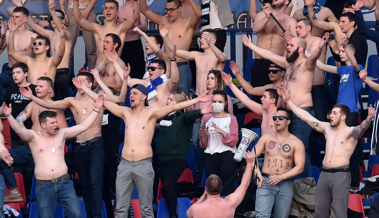 Suasana suporter saat pertandingan antara FC Minsk melawan FC Dinamo-Minsk pada laga Liga Belarusia, Sabtu (28/3/2020). Di tengah wabah virus Corona, Liga Belarusia tetap digelar seperti biasa bahkan tetap dipadati suporternya. (AFP/Sergei Gapon)