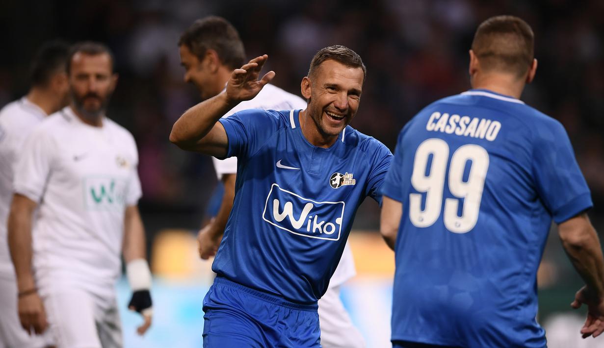 Legenda sepak bola Ukraina, Andriy Shevchenko berselebrasi usai mencetak gol selama pertandingan perpisahan Andrea Pirlo, di Stadion Milan San Siro, Italia, (21/5). (AFP Photo / Marco Bertorello)