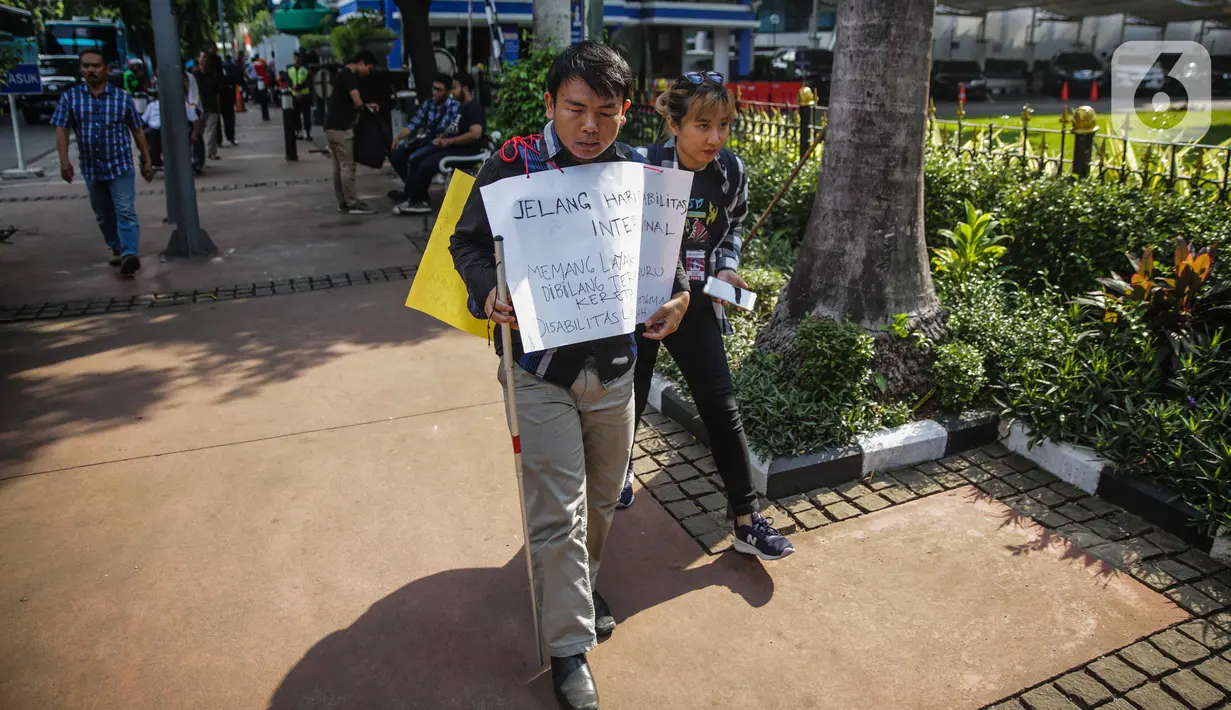 Fazlur Rahman, penyandang disabilitas (tunanetra) korban kecelakaan Commuter Line berunjuk rasa seorang diri di depan kantor Kemenhub, Jakarta, Rabu (27/11/2019). PT KCI dinilai abai terhadap fasilitas dan penanganan penyandang disabilitas di tempat pelayanan publik. (Liputan6.com/Faizal Fanani)