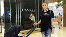 Mama muda yang satu ini memang tak pernah gagal dalam urusan penampilan. Coba lihat, sambil jalan-jalan dengan bayi mungilnya, Olla Ramlan kece banget memakai ripped jeans dan kaus hitamnya. (Instagram/ollaramlanaufar)