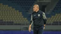 Pelatih Timnas Indonesia U-16, Nova Arianto, saat mendampingi anak asuhnya dalam pertandingan uji coba melawan SKO Ragunan di Stadion Manahan, Solo, Rabu (12/6/2024). (Bola.com/Radifa Arsa)