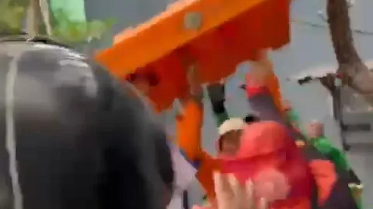 Sebuah video penganiayaan terhadap petugas Satpol PP saat aksi demo buruh beredar di media sosial. Kejadian itu pun disebut terjadi di Surabaya.&nbsp;<br>