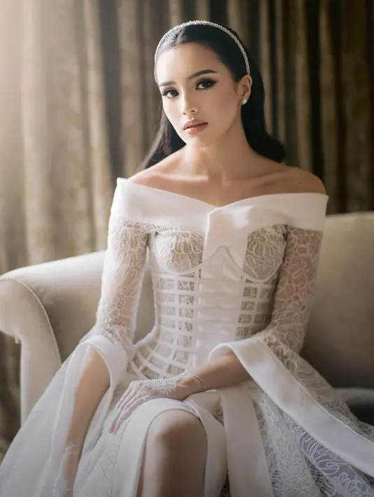 Tampilan pinggang Beby yang makin ramping didukung dengan korset bertulang sebagai obi. [@bebytsabina]