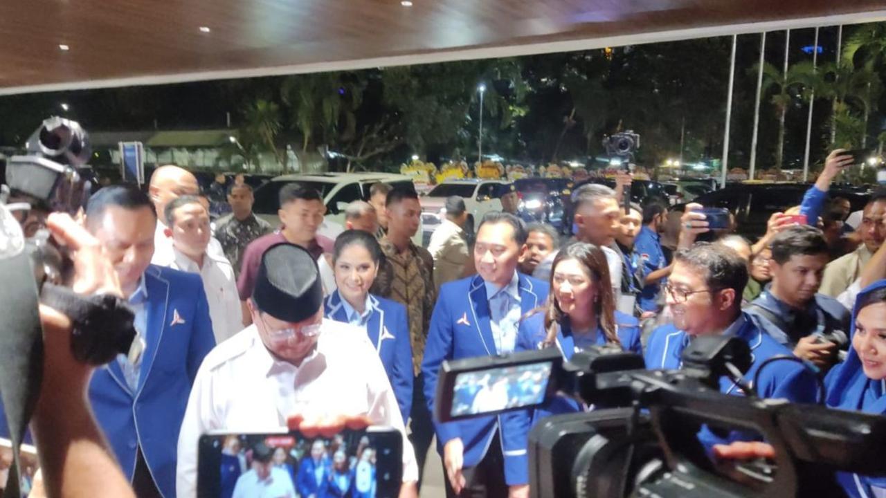 Sementara itu, terlihat Ketua Umum Golkar Airlangga Hartarto dan Ketua Umum PAN Zulkifli Hasan hadir dalam acara Rapimnas Demokrat ini.<br>
