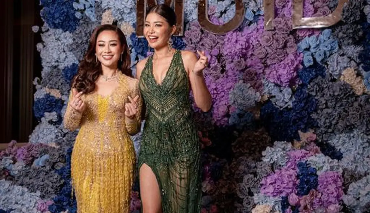 Bahkan ia tampil serasi dengan Poppy Capella pemilik lisensi Miss Universe Indonesia yang baru [dok. istimewa]