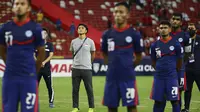 Pelatih Singapura, Tatsuma Yoshida bersama para pemain berdiri mendengarkan Lagu Kebangsaan Singapura usai dikalahkan Indonesia. (AP/Suhaimi Abdullah)