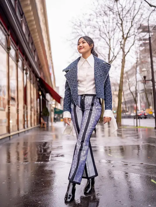 Kali ini dengan wastra yang telah diaplikasikan untuk outlook yang lebih modern. Erina tampil menawan dengan kemeja putih yang dilapisinya dengan blazer bercorak batik. Foto: Instagram.