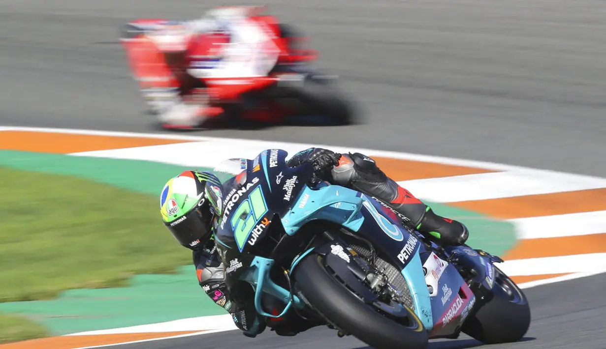 Pembalap Yamaha SRT, Franco Morbidelli, memimpin balapan MotoGP Valencia di Sirkuit Ricardo Tormo, Minggu (15/11/2020). Meski finis ketujuh, Joan Mir berhasil mengunci gelar juara dunia MotoGP 2020. (AP/Alberto Saiz)