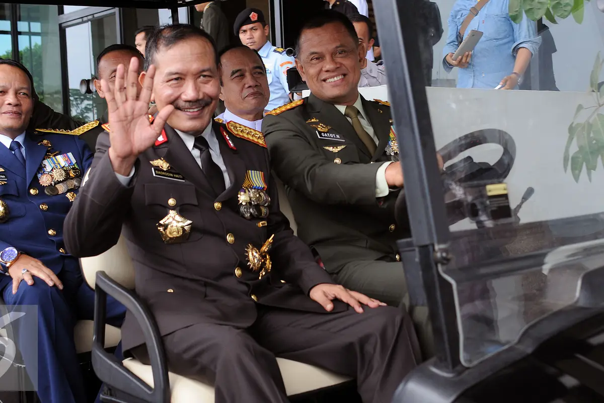 20160701-Kapolri Dapat Penghargaan dr TNI-HEL 