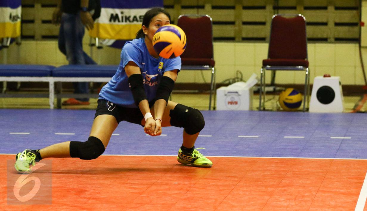 Suasana latihan tim voli Jakarta Elektrik PLN di GOR C'Tra Arena, Bandung, Jawa Barat, Sabtu (15/4). Jakarta Elektrik PLN memastikan lolos ke final Proliga 2017 usai menumbangkan Popsivo Polawan. (Liputan6.com/Yoppy Renato)