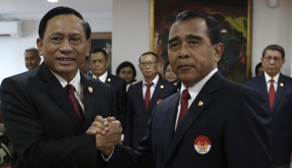 Ketua Umum Pengurus Pusat PBVSI, Imam Sudjarwo, saat pengukuhan dan pelantikan di Gedung KONI, Jakarta, Kamis (28/2). Imam Sudjarwo terpilih kembali sebagai ketua untuk periode 2018-2022. (Bola.com/Yoppy Renato)