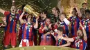 Pemain belakang Bayern München, Philipp Lahm mengangkat trofi DFB Pokal usai menghempaskan Borussia Dortmund 2-0 di Olympiastadion, Berlin (18/5/2014). (AFP PHOTO/Odd Andersen)