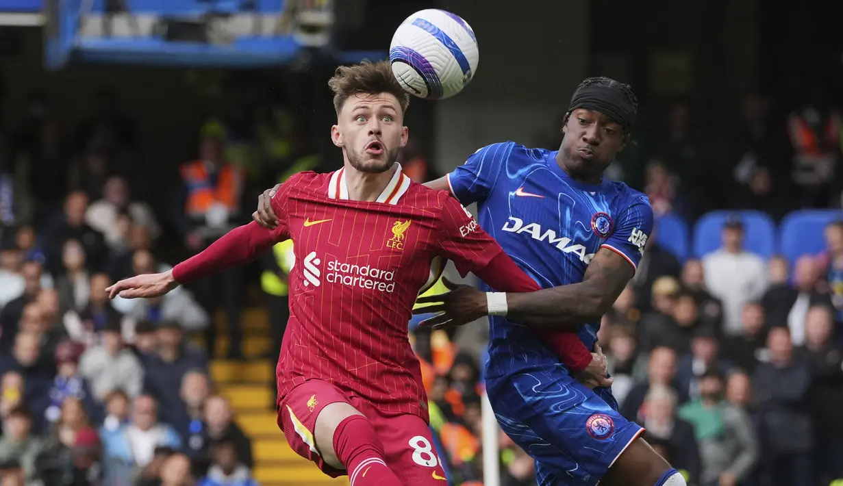 Pemain Liverpool, Conor Bradley (kiri) berebut bola dengan pemain Chelsea, Noni Madueke dalam laga lanjutan Liga Inggris 2024/2025 di Stamford Bridge, London, Inggris, Minggu (04/05/2025) waktu setempat. (AP Photo/Kin Cheung)