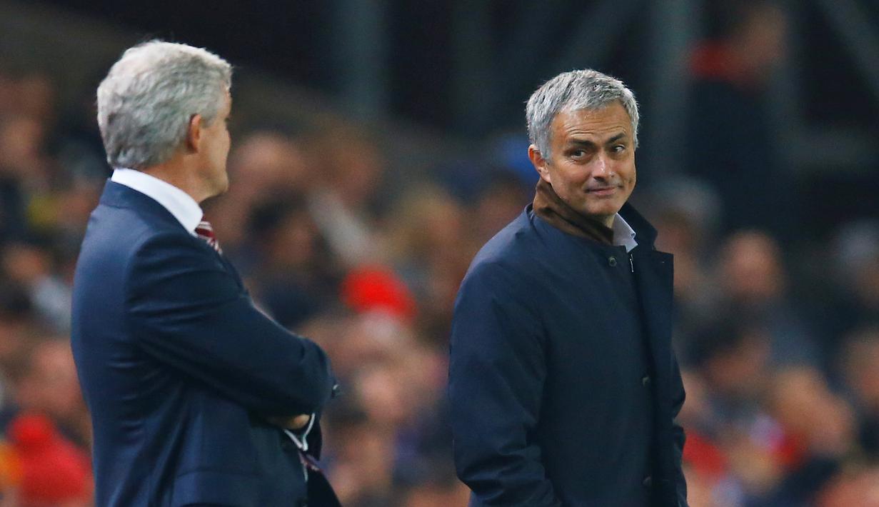 Manajer Chelsea, Jose Mourinho, tersenyum kepada manajer Stoke City, Mark Hughes dalam laga Piala Liga di Stadion Britannia, Inggris, (27/10/2015). (Reuters/Darren Staples)