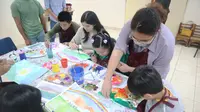 Dalam suasana yang penuh keceriaan, anak-anak dengan spektrum autisme bereksplorasi dengan warna dan bentuk, menciptakan karya yang mencerminkan perasaan dan dunia batin mereka. (Foto: Istimewa)