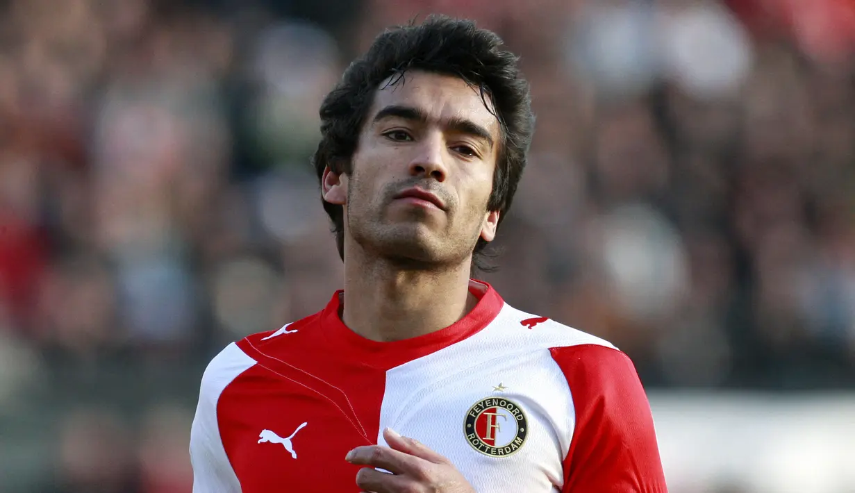 Giovanni van Bronckhorst mengawali karier di Feyenoord. Ia kemudian melebarkan sayapnya di beberapa klub top Eropa seperti Ragers, Arsenal, dan Barcelona. Pemain yang masih memiliki darah Indonesia tersebut mampu meraih gelar bergengsi di Blaugrana, salah satunya Liga Champions 2006. Setahun kemudian bos Feyenoord Bert van Marwijk memintanya kembali Feyenoord dengan status bebas transfer. Dia menghabiskan tiga tahun di De Kuip sebelum pensiun dan memenangkan Piala KNVB tahun 2008. (AFP/Anoek de Groot)