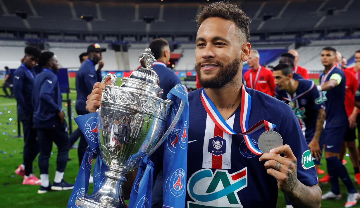 Penyerang PSG, Neymar, merayakan trofi juara Piala Prancis usai mengalahkan Saint-Etienne pada pertandingan final di Stadion Stade de France, Sabtu (25/7/2020) dini hari WIB. PSG menang 1-0 atas Saint-Etienne. (AFP/Geoffroy Van Der Hasselt)