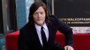 <p>Aktor Norman Reedus berpose di atas bintang barunya di Hollywood Walk of Fame setelah upacara untuknya, Los Angeles, Amerika Serikat, 27 September 2022. Pemain The Walking Dead Norman Reedus dianugerahi bintang di Hollywood Walk of Fame. (AP Photo/Chris Pizzello)</p>