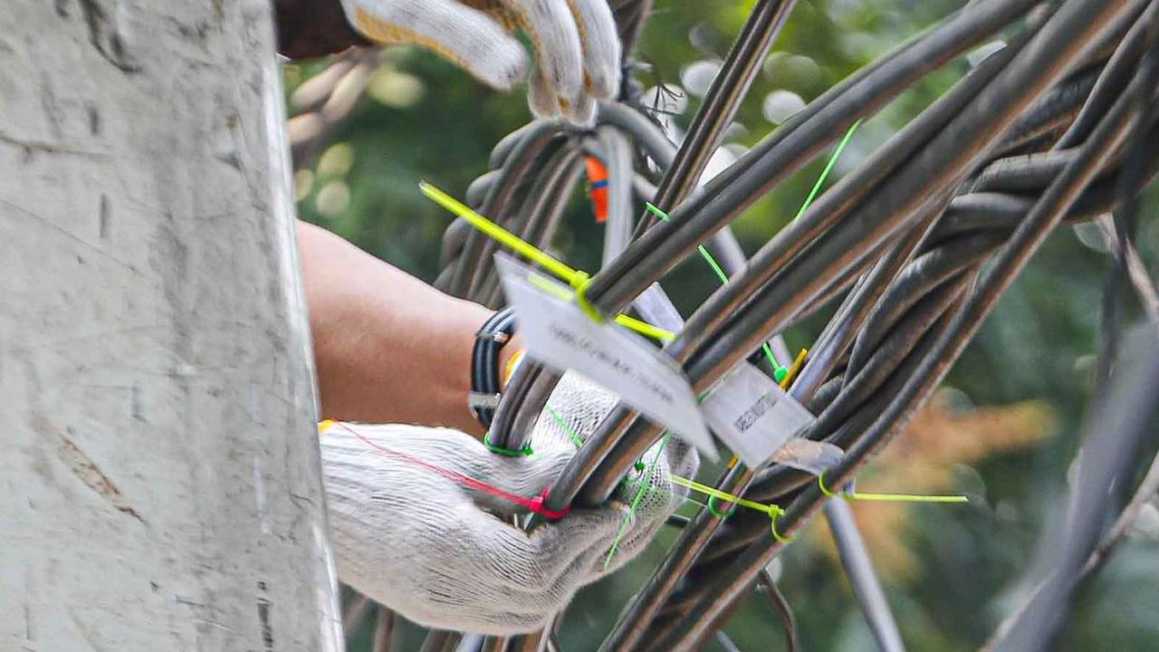 Karena kabel itu paling sering ditemukan semrawut dan tumpang tindih bahkan menjuntai di atas jalanan di Jakarta.
