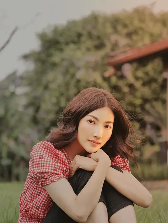 Terlihat seperti eonnie Korea, Sarwendah mengenakan puffy sleeve top berwarna merah dengan motif kotak-kotak. Outfit ini dipadukan dengan midi length pants yang membuatnya tampil awet muda. (instagram/sarwendah29)