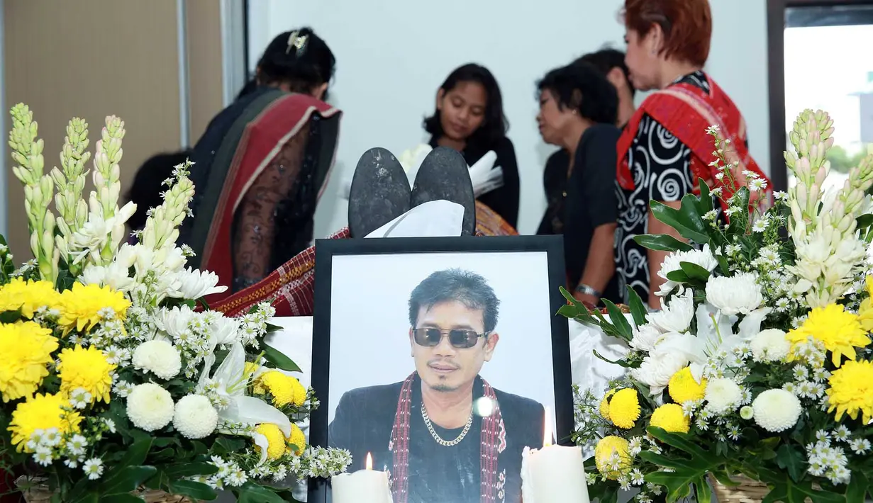 Proses pemakaman pelantun Mama itu akan menggunakan adat Batak. Saat ini jenazah disemayamkan di Rumah Duka, RS Fatmawati, Jakarta Selatan. (Deki Prayoga/Bintang.com)