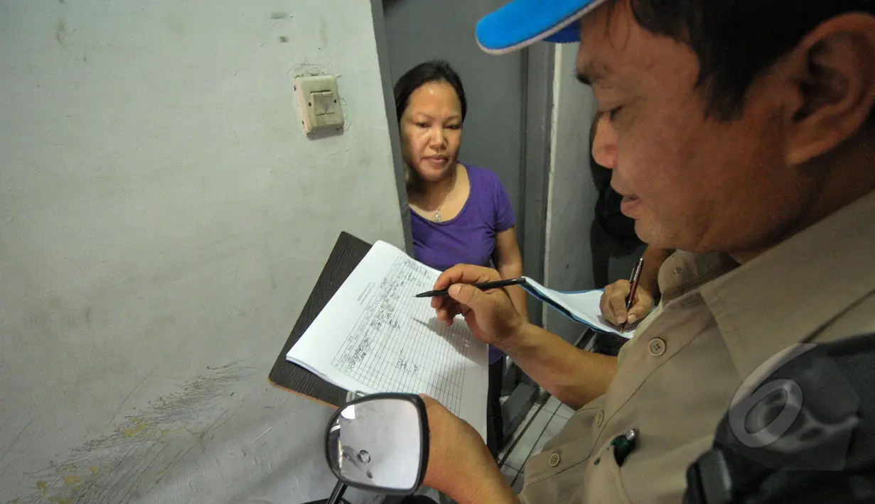 Petugas Satpol PP mendata penghuni kos di kawasan Tebet, Jakarta, Selasa (21/4).  Razia kos ini erat kaitannya dengan kasus pembunuhan wanita berprofesi sebagai PSK online, Deudeuh Alfisahrin. (Liputan6.com/Faizal Fanani)