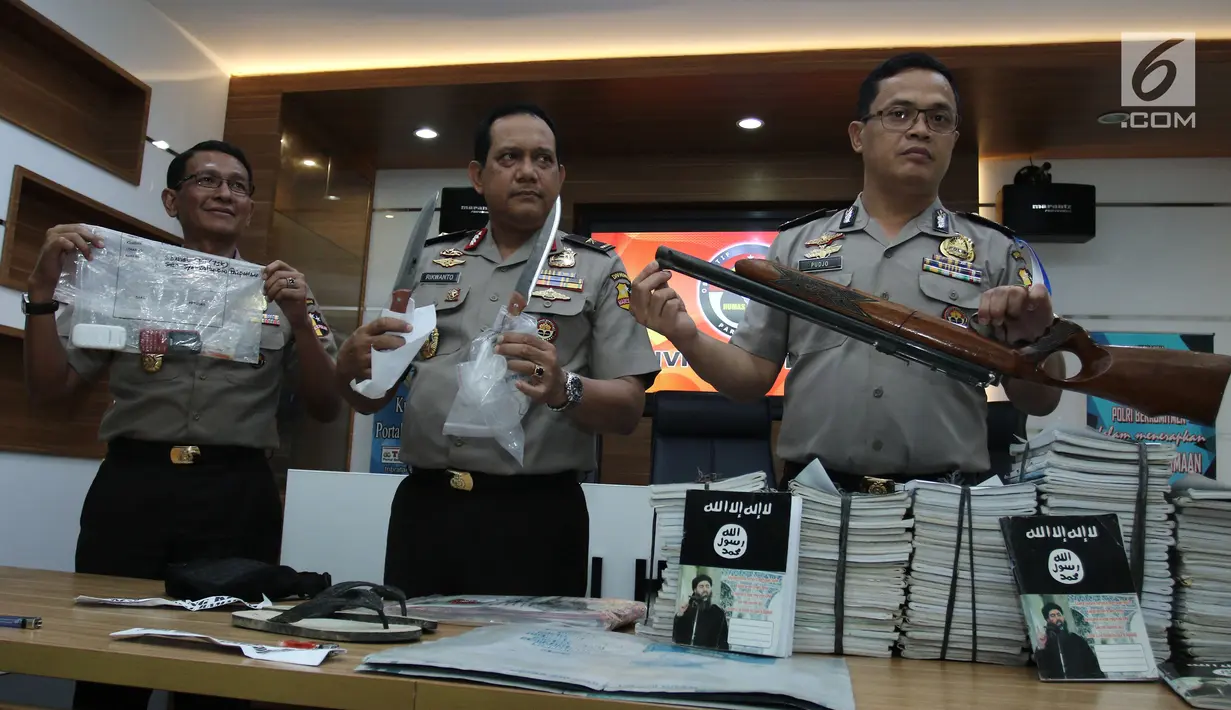 Polri menggelar jumpa pers terkait kasus penyerangan Mapolda Sumatra Utara (Sumut), di Mabes Polri, Jakarta Selatan, Jumat (30/6). Kelompok teror menyerang pos jaga Mapolda Sumut dan menyebabkan seorang anggota polisi tewas. (Liputan6.com/Herman Zakharia)