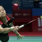 Fitriani berusaha menjangkau kok saat melawan pebulutangkis Thailand, Ratchanok Intanon  pada ajang Indonesia Open 2018 di Istyora Senayan, Jakarta, (3/6/2018). Intanon menang 21-8, 21-16. (Bola.com/Nick Hanoatubun)