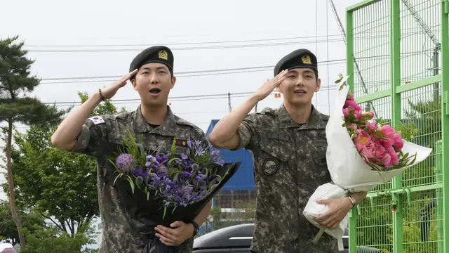 RM dan V BTS lulus wamil. (AP Photo/Ahn Young-joon)