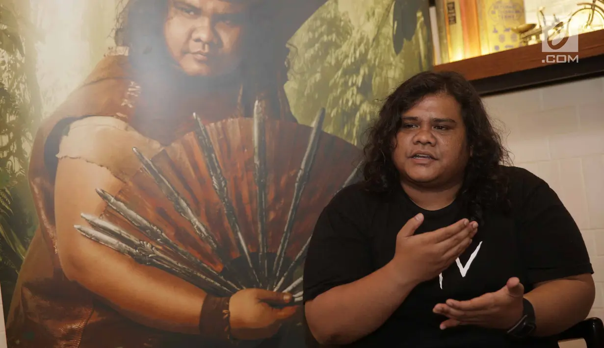 Fariz Alfarazi berpose saat launching poster karakter film Wiro Sableng 212 di Jakarta, Selasa (13/2). Fariz Alfarazi berperan sebagai Bujang Gila Tapak Sakti dalam film ini. (Liputan6.com/Faizal Fanani)