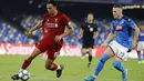 Bek Liverpool, Trent Alexander-Arnold, menggiring bola saat melawan Napoli pada laga Liga Champions di Stadion San Paolo, Selasa (17/9/2019). Napoli menang 2-0 atas Liverpool. (AP/Gregorio Borgia