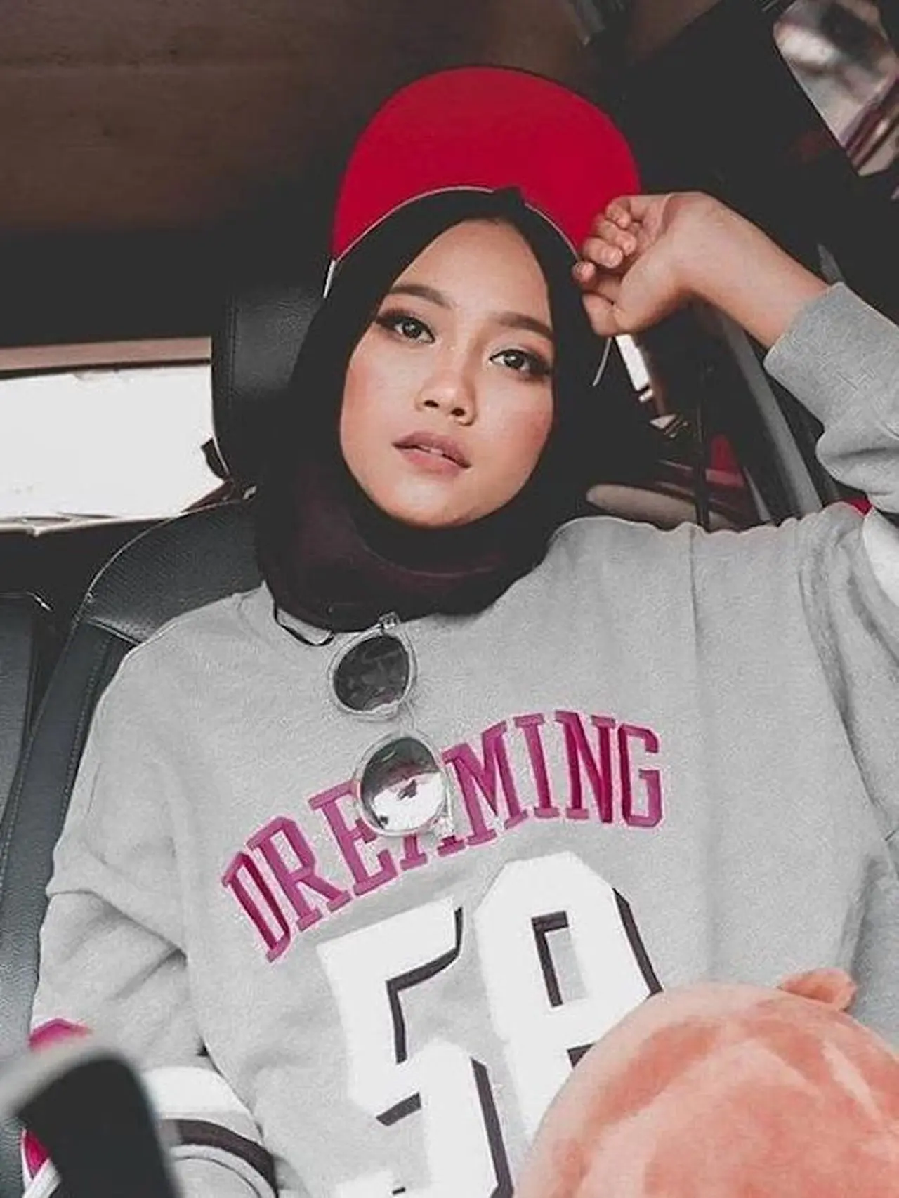 5 Gaya Artis Cantik Pakai Hijab Topi Yang Jadi Tren Di Tahun 2018 Islami 