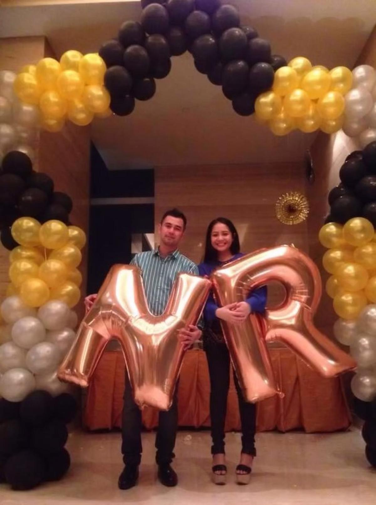 Raffi dan Gigi merayakan hari jadi mereka dalam suasana jadul yang tetap romantis, menciptakan momen penuh kenangan dan cinta.<br>