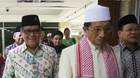 Sekjen PDIP Hasto Kristiyanto (kiri) bersilaturahmi ke Imam Besar Masjid Istiqlal Prof Nasaruddin Umar di Masjid Istiqlal, Jakarta, Rabu (11/4). Kedatangan Hasto bersama pengurus DPP PDIP untuk berbicara keislaman. (Liputan6.com/Pool/Joan)