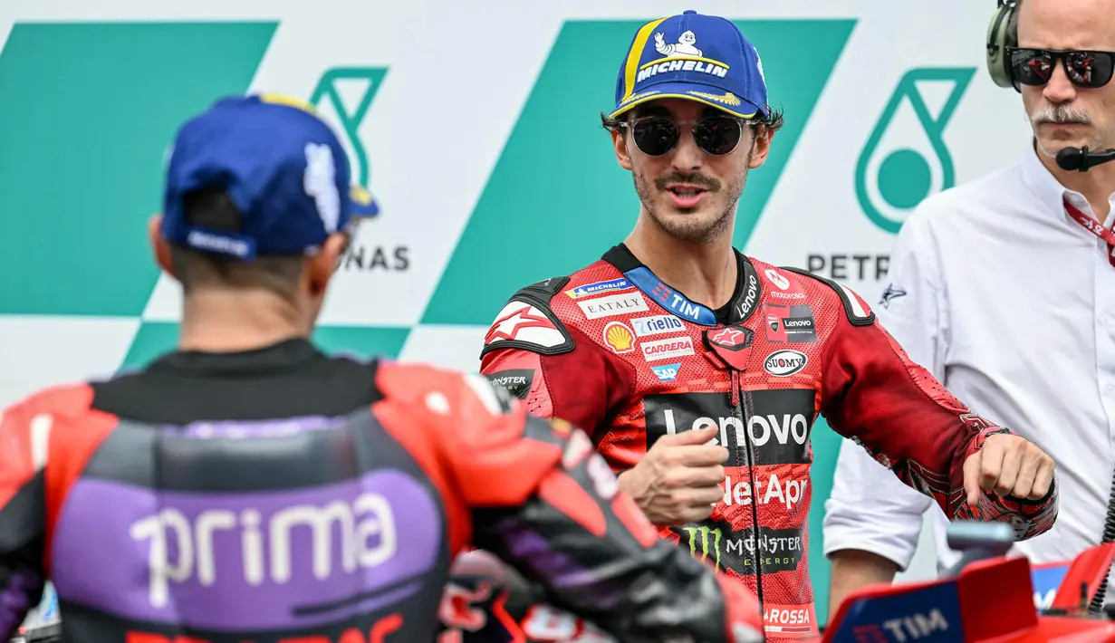 Francesco Bagnaia mencatat waktu tercepat dengan 1 menit 56,337 detik atau lebih cepat 0,216 detik dari pemuncak klasemen sementara MotoGP 2024, Jorge Martin. (MOHD RASFAN/AFP)