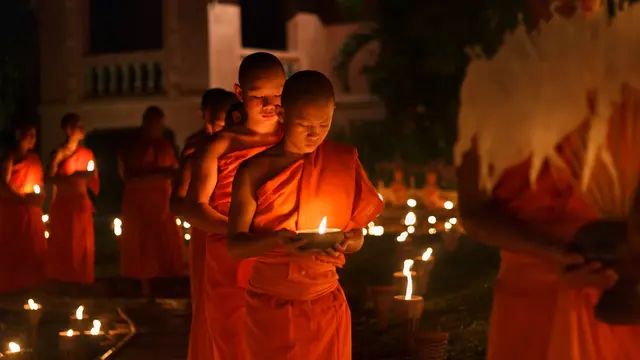 TMII Lepas 40 Bhikkhu Thudong Menuju Candi Borobudur Jelang Peringatan Waisak 2024, Warga Bisa Ikut Lepas Lentera