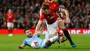 Sergio Aguero berebut bola dengan pemain MU, Michael Carrick pada pertandingan Piala Liga Inggris di Stadion Old Trafford, Manchester, Inggris (26/10). MU berhasil menang dikandang sendiri dengan skor 1-0 atas City. (Reuters/Jason Cairnduff)