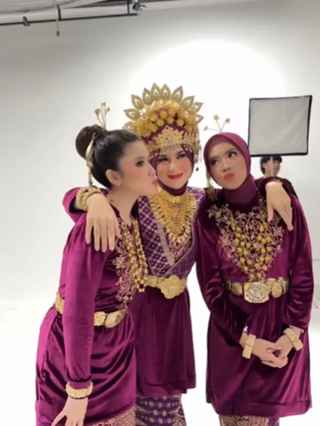 Photoshoot Irish Bella Bersama Keluarga