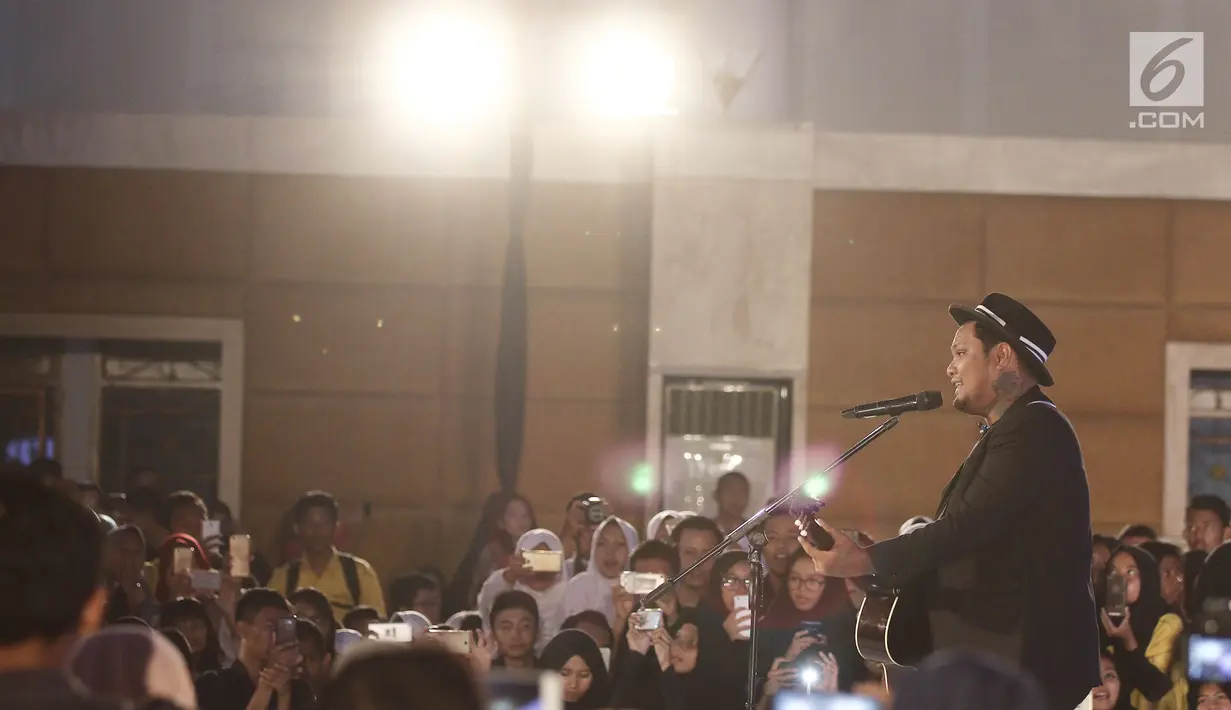 Penyanyi Virgoun saat tampil di gelaran Emtek Goes To Campus 2018 di Universitas Negeri Semarang (UNNES), Semarang, Rabu (18/7). Virgoun membawakan 3 lagu salah satunya Bukti dan Cinta untuk Starla. (Liputan6.com/Herman Zakharia)