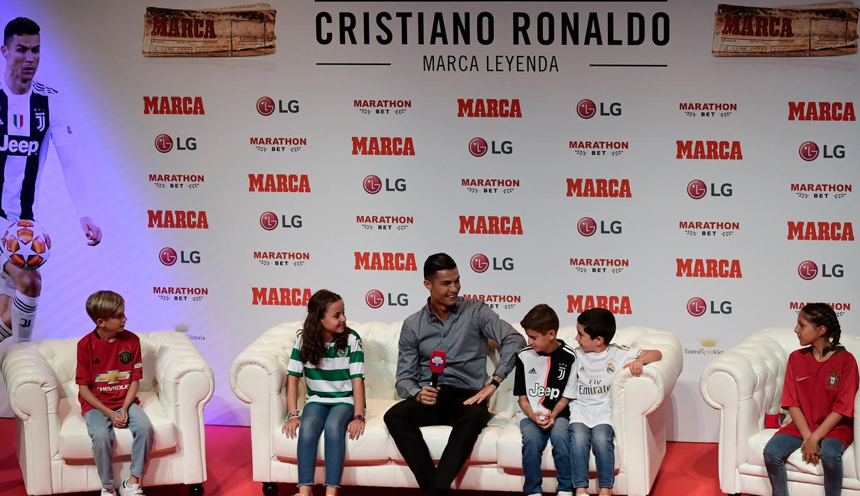 Anak-anak mewawancarai Penyerang Juventus, Cristiano Ronaldo  saat meraih penghargaan media olahraga top Spanyol, Marca di Reina Victoria Theater, Madrid (29/7/2019). menghabiskan sembilan musim bersama Real Madrid sebelum bergabung Juventus pada musim panas 2018. (AFP Photo/Javier Soriano)