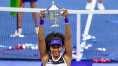 Petenis Jepang Naomi Osaka memegang trofi juara setelah mengalahkan Victoria Azarenka dari Belarusia pada laga final AS Terbuka di Arthur Ashe Stadium, New York, Sabtu (12/9/2020). Naomi Osaka menjadi juara AS Terbuka 2020 lewat pertarungan tiga game dengan skor 1-6, 6-3, 6-3. (AP/Frank Franklin II)