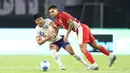 <p>Pemain Timnas Indonesia, Shayne Pattynama (kanan), berebut bola dengan pemain Chinese Taipei, Huang Tzu Ming, dalam laga FIFA Matchday di Stadion Gelora Bung Tomo (GBT), Surabaya, Jumat (05/09/2025). (Bola.com/Abdul Aziz)</p>